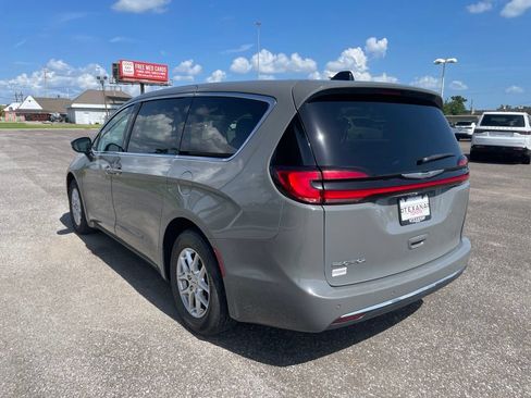 Used 2023 Chrysler Pacifica Touring-L FWD image 6