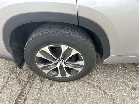 Certified 2021 Toyota Highlander XLE image 12