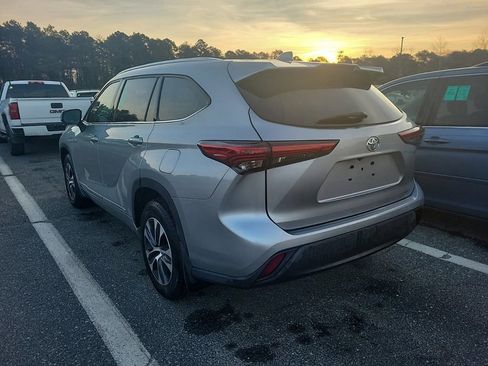 Used 2021 Toyota Highlander XLE AWD/4WD image 3
