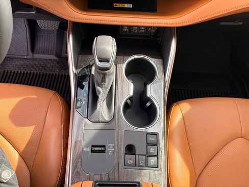 Used 2024 Toyota Highlander Platinum image 23