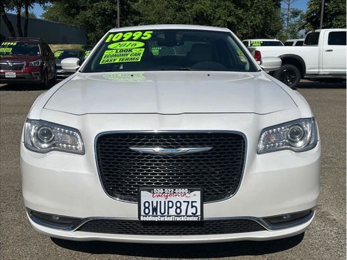 Used 2016 Chrysler 300 Limited RWD image 2
