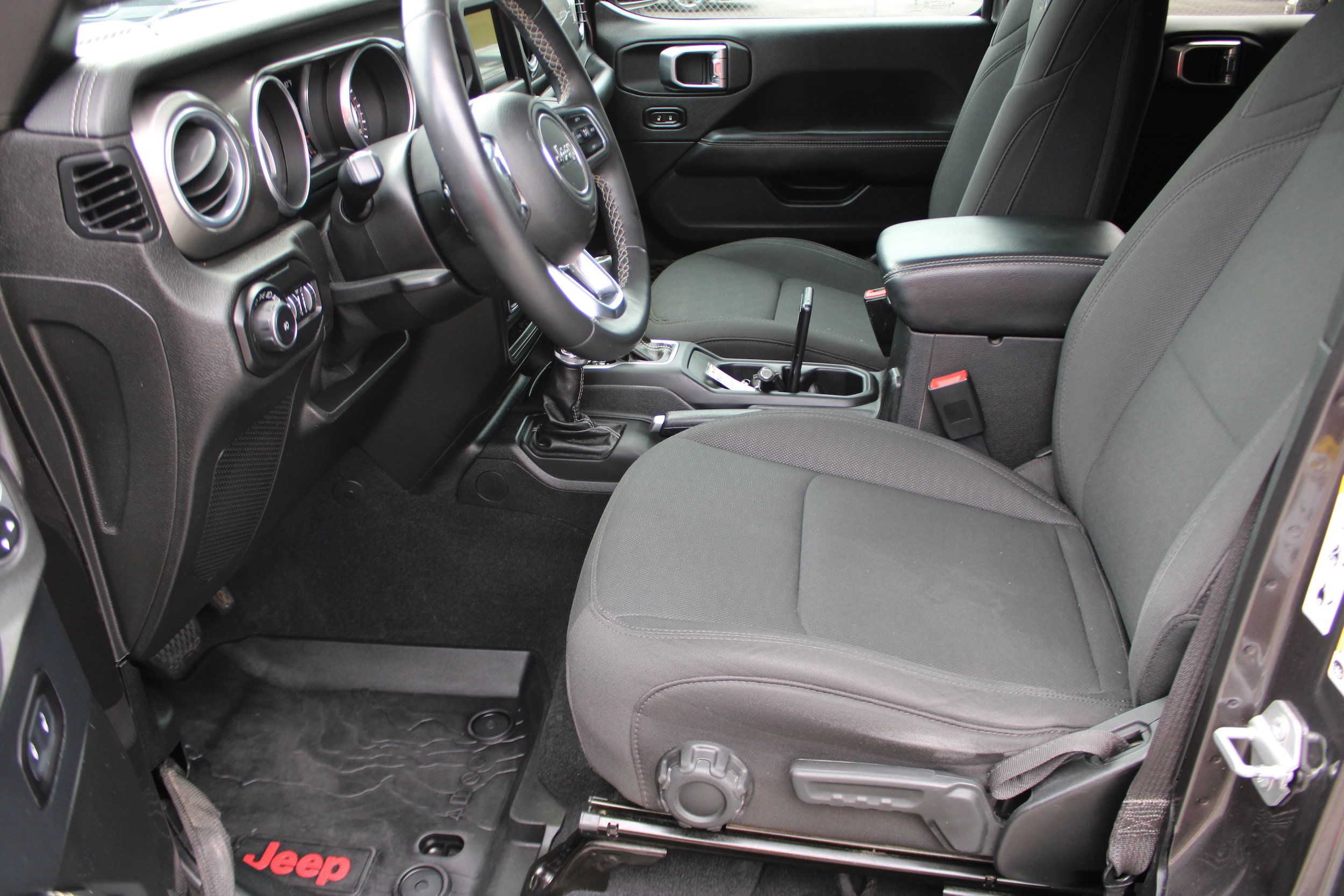 Used 2018 Jeep Wrangler Unlimited Sahara AWD/4WD image 11