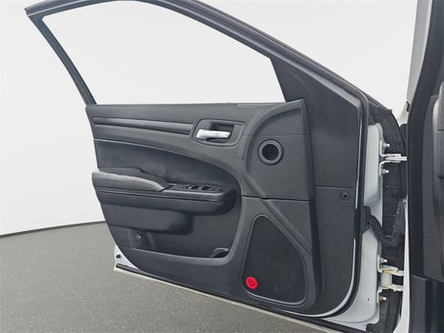 Used 2014 Chrysler 300 S image 29