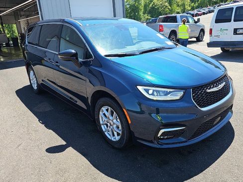 Used 2025 Chrysler Pacifica Select FWD image 2