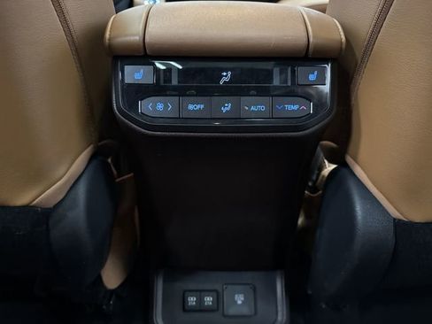 Used 2021 Toyota Highlander Platinum image 35