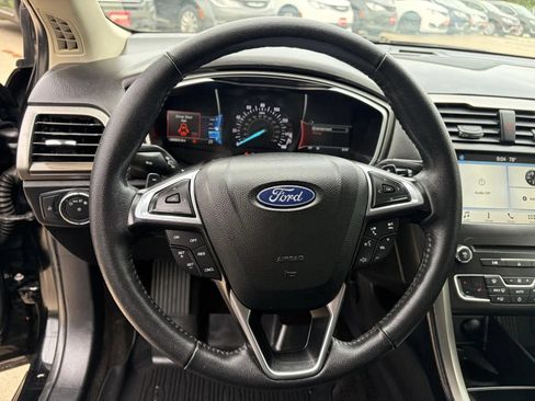 Used 2018 Ford Fusion SE w/ Fusion SE Technology Package FWD image 12