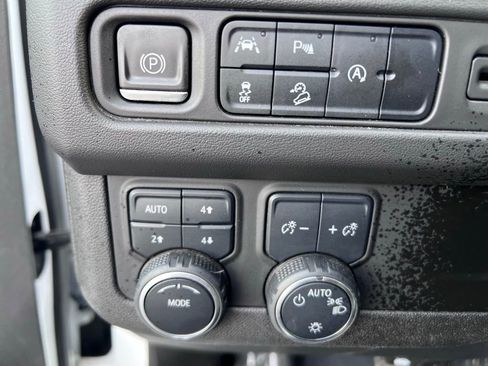 Used 2023 Chevrolet Suburban Premier image 27