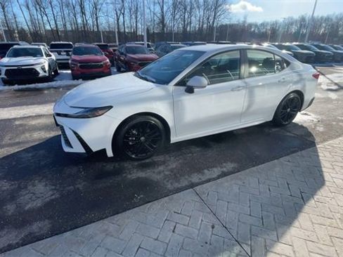 Used 2025 Toyota Camry SE image 4