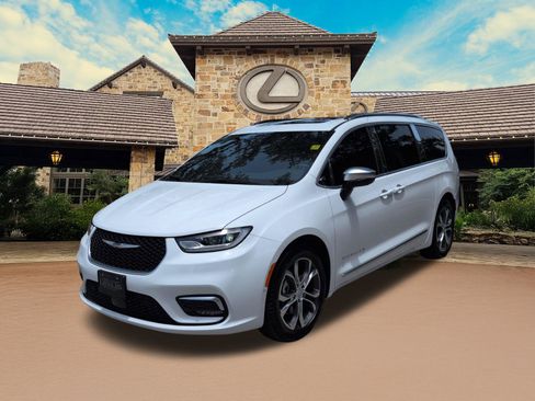 Used 2026 Chrysler Pacifica Pinnacle FWD image 4