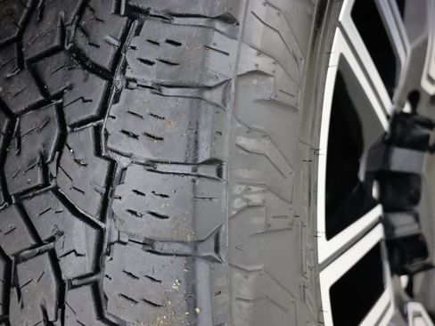 Used 2020 GMC Sierra 2500 AT4 w/ AT4 Premium Package image 15