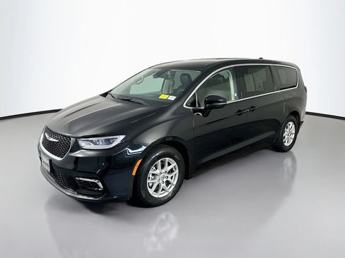 Used 2023 Chrysler Pacifica Touring-L FWD image 3