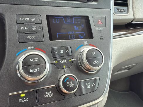 Used 2019 Toyota Sienna XLE image 27