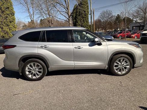 Used 2020 Toyota Highlander Limited image 2