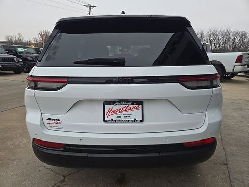 Used 2024 Jeep Grand Cherokee Altitude image 9