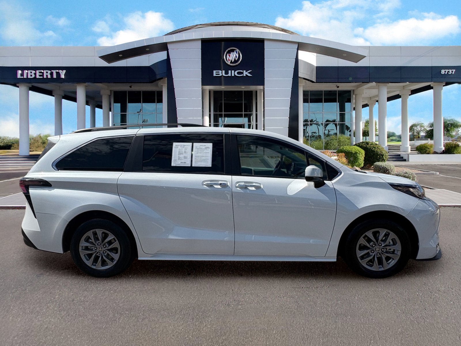 Used 2023 Toyota Sienna XLE FWD image 2