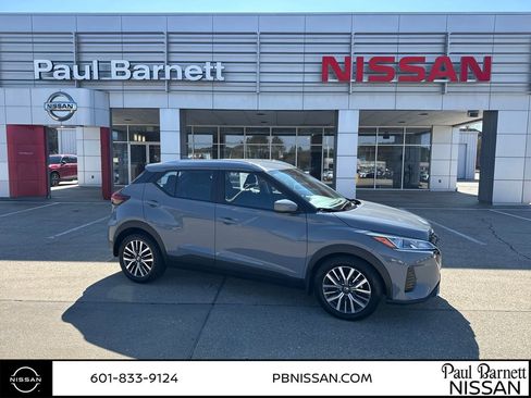 Used 2021 Nissan Kicks SV image 3