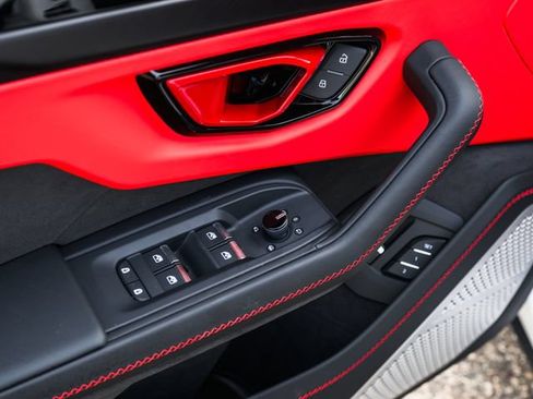 Used 2025 Lamborghini Urus SE AWD/4WD image 34