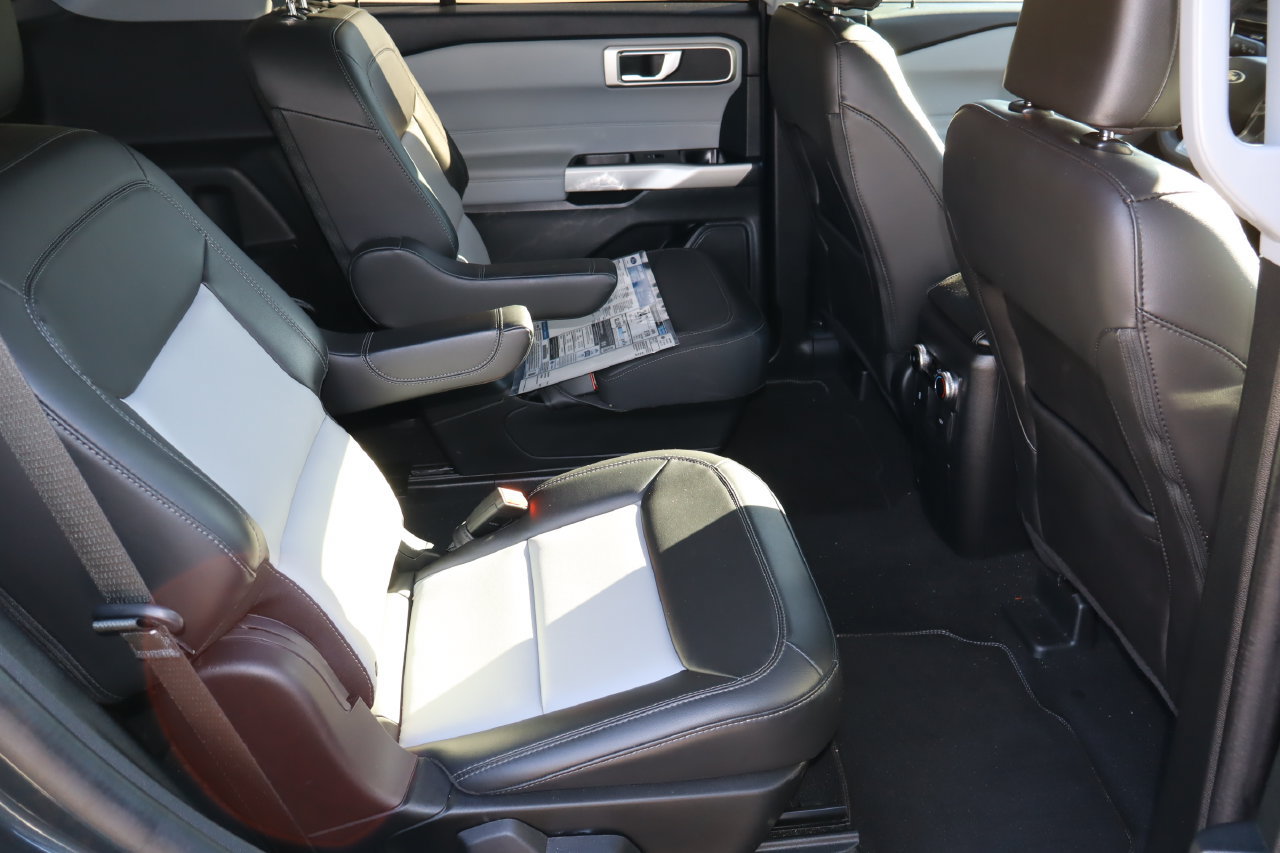 Used 2024 Ford Explorer XLT w/ Equipment Group 202A RWD image 18