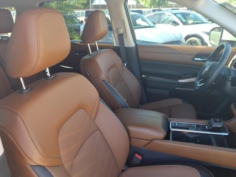 Used 2024 Nissan Pathfinder Platinum w/ Black Appearance Package FWD image 12