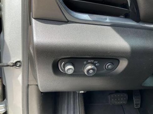 Used 2019 Chevrolet Traverse LT FWD image 7