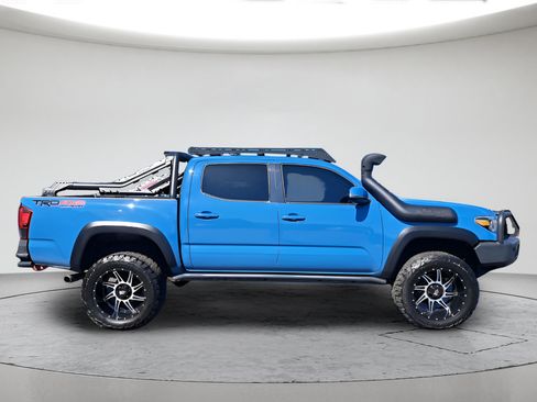 Used 2019 Toyota Tacoma TRD Off-Road w/ Technology Package AWD/4WD image 2