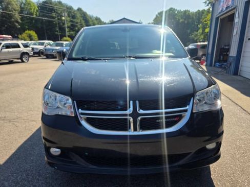 Used 2019 Dodge Grand Caravan SXT FWD image 2