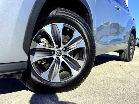 Used 2022 Toyota Highlander XLE image 2