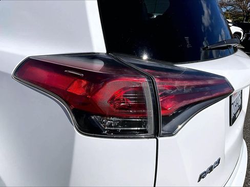 Certified 2016 Toyota RAV4 LE image 28