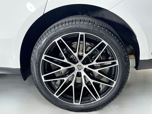 Used 2025 Porsche Macan image 34