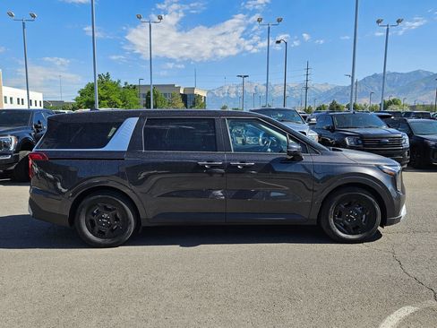 Used 2026 Kia Carnival FWD image 2