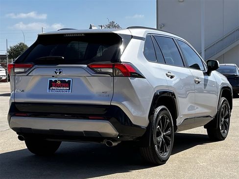 Used 2024 Toyota RAV4 SE image 4