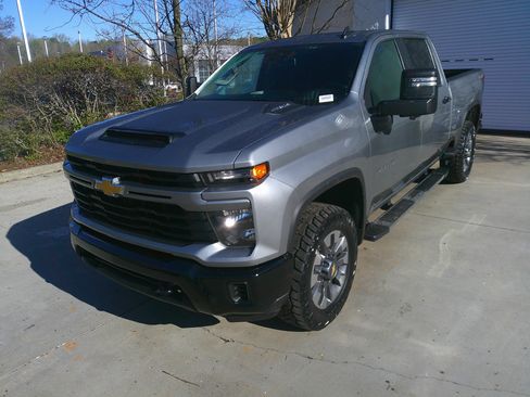 Used 2024 Chevrolet Silverado 2500 Custom w/ Custom Value Package image 5