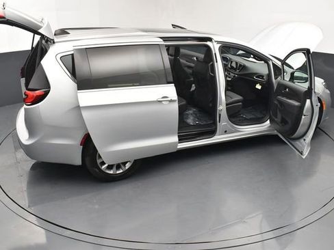 New 2026 Chrysler Pacifica Select AWD/4WD image 30