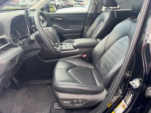 Used 2022 Toyota Highlander XLE AWD/4WD image 16
