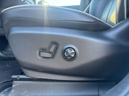 Used 2025 Chrysler Pacifica Limited image 2