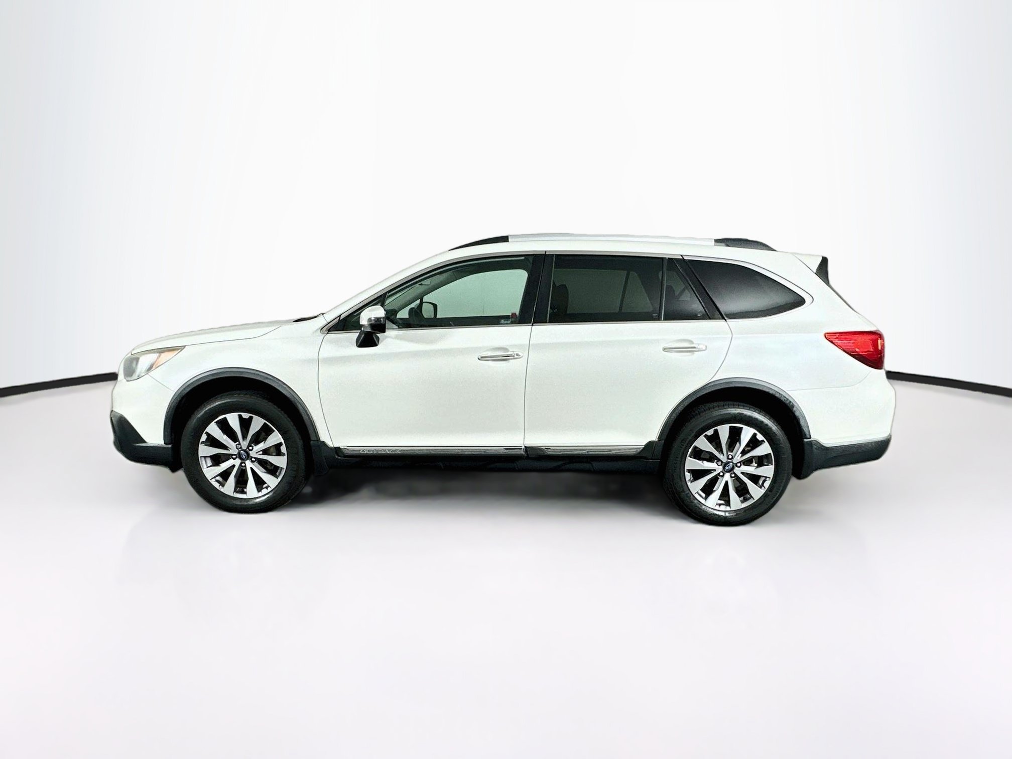 Used 2017 Subaru Outback 2.5i Touring AWD/4WD image 4