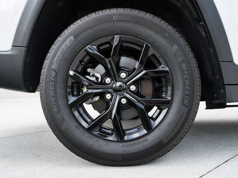Used 2025 Jeep Grand Cherokee Altitude RWD image 13
