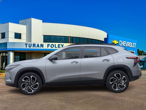 Certified 2026 Chevrolet Trax RS FWD image 2