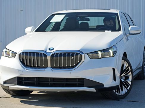 Used 2024 BMW i5 eDrive40 w/ M Sport Package image 3