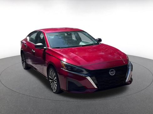 Used 2025 Nissan Altima 2.5 SV FWD image 3