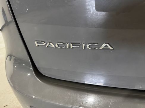 Used 2023 Chrysler Pacifica Touring-L FWD image 28