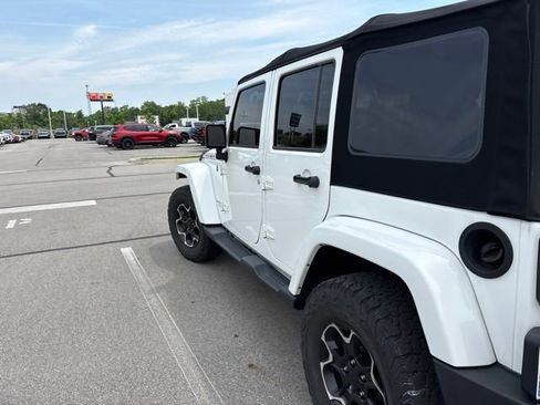 Used 2018 Jeep Wrangler Unlimited Sahara w/ Connectivity Group AWD/4WD image 5