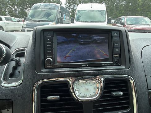 Used 2016 Chrysler Town & Country Touring w/ Driver Convenience Group FWD image 30
