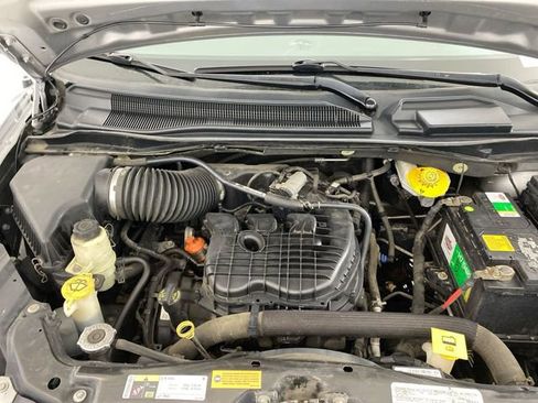 Used 2014 Chrysler Town & Country Touring w/ Driver Convenience Group image 16