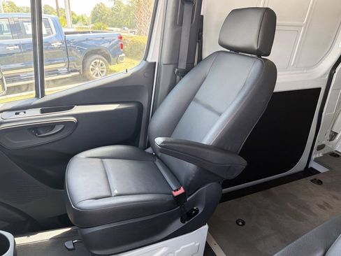 Used 2025 Mercedes-Benz Sprinter 2500 image 33