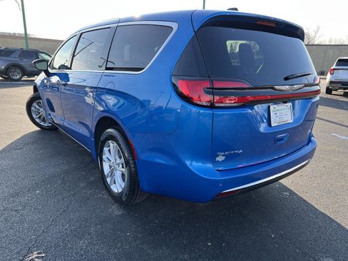 New 2026 Chrysler Pacifica Select image 8