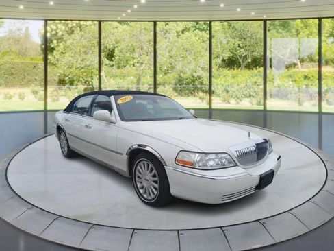 Used 2003 Lincoln Town Car Signature image 3