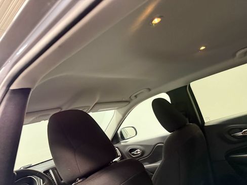 Used 2019 Jeep Cherokee Latitude w/ Comfort & Convenience Group AWD/4WD image 11
