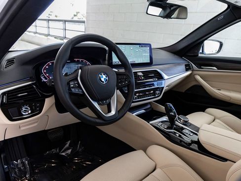 Certified 2023 BMW 530e w/ Premium Package image 15