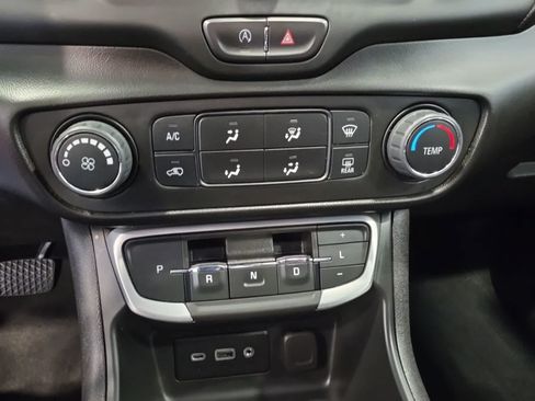 Used 2022 GMC Terrain SLE FWD image 25